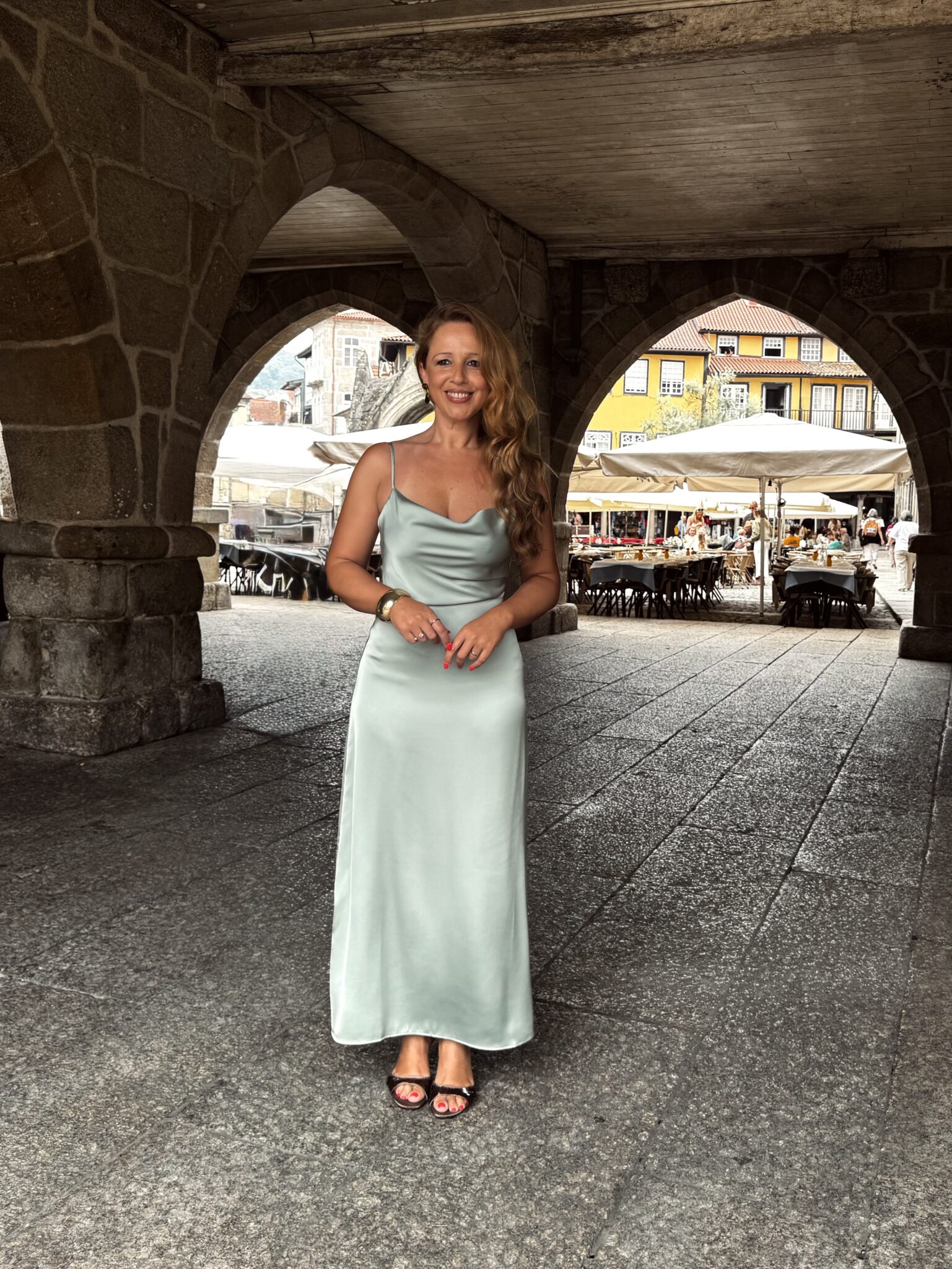 Vestido de cetim no centro histórico de Guimarães