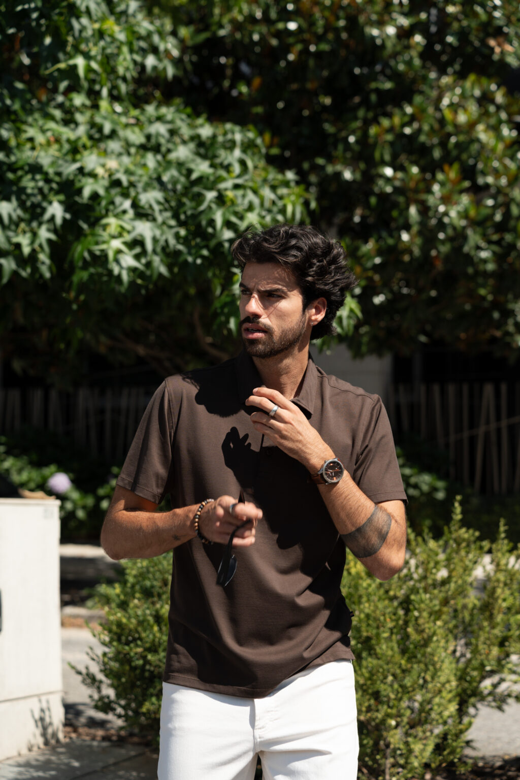 Polo básico castanho