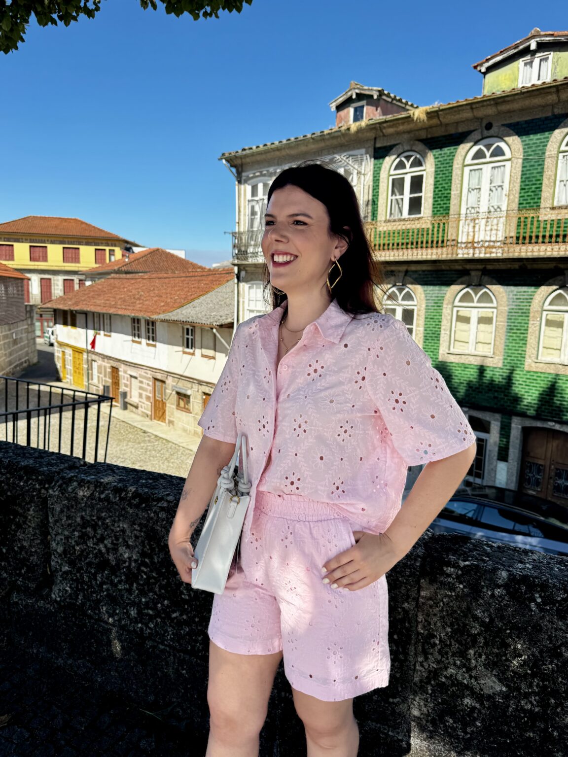 Blusa em bordado inglês